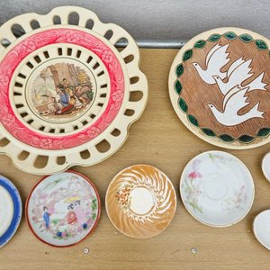Lote siguiente: Lote de 8 Platos Decorativos de Porcelana y Cerámica con Escenas Variadas