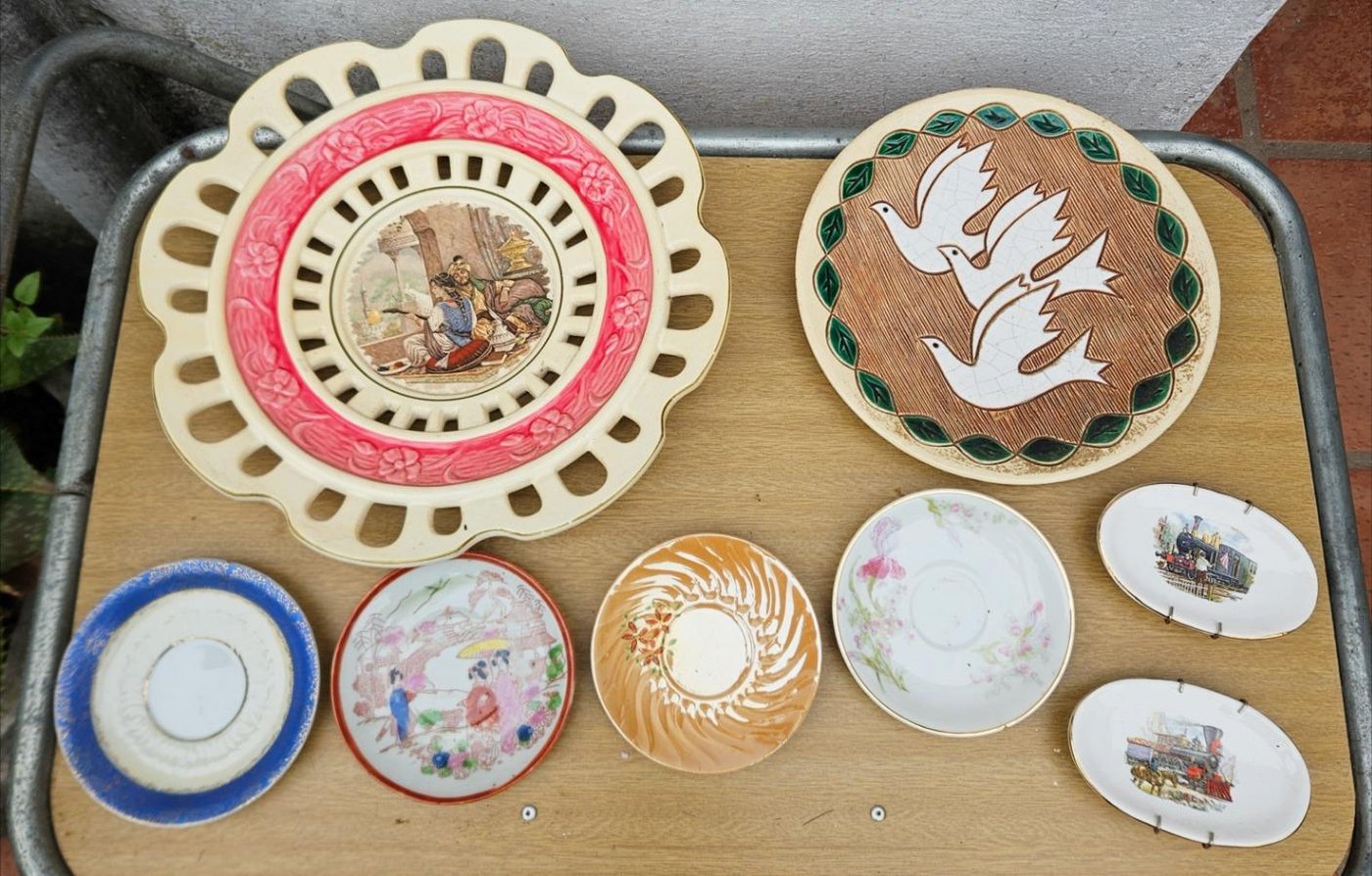 Lote de 8 Platos Decorativos de Porcelana y Cerámica con Escenas Variadas