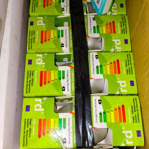 Caja con Tomas Eléctricos Blancos y Artículos Luminosos Varios - imagen 7