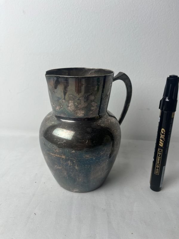 Jarra en platina de plata con detalles de oro y diseño artesanal - imagen 3