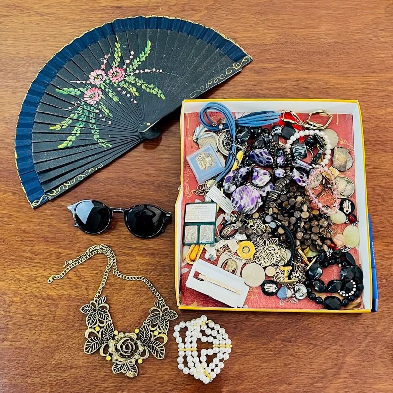 Lote de Bijouterie: Abanico, Lentes, Collares, Pulseras y Más