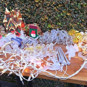 Lote Navideño: Figuras de Pesebre, Casa Navideña, Adornos y Luces - imagen 4