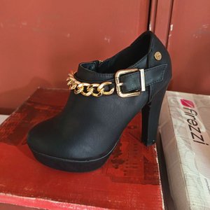 Lote de Calzado Nuevo Talle 35: Botineta Negra y Sandalia Azul - imagen 4