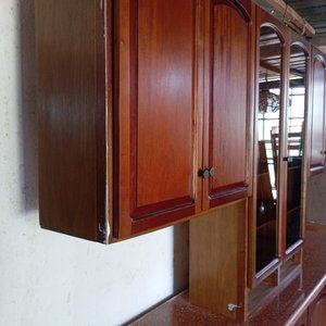 Amoblamiento de Cocina en Cedro: Bajo Mesada con Granito y Placard Colgante - imagen 5