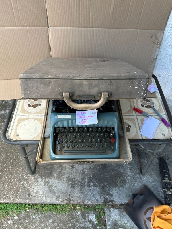 Maquina de escribir OLIVETTI con estuche - imagen 2