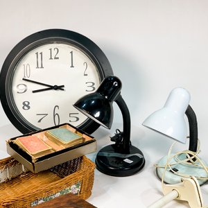Lote Variado: Lámparas de Escritorio, Reloj de Pared, Cofres, Canasto y Naipes - imagen 3