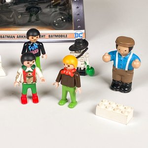 Lote de Batimovil Batman Arkham Knight y Figuras Lego y Playmobil - imagen 4