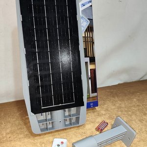 Foco LED Exterior Solar Recargable 300W con Sensor y Control Remoto - imagen 3