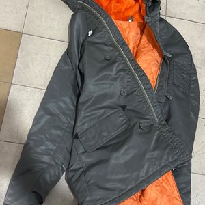 Lote siguiente: Campera de abrigo con forro naranja y capucha