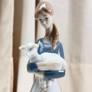 Lote siguiente: Escultura Lladro de Porcelana: Niña con Cordero en Caja Original