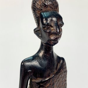 Talla Africana en Madera: Dama con Vestido Tradicional - imagen 2