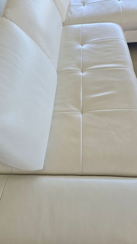 Sofá blanco cuero con respaldo con movimiento y chaise longue - imagen 8