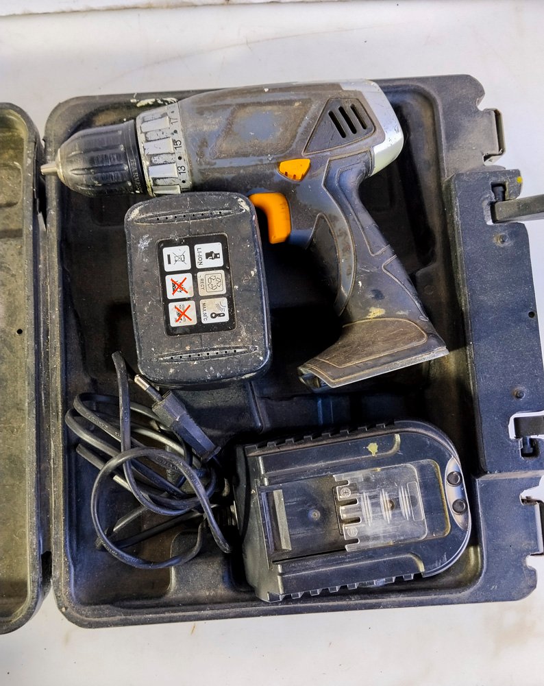 Atornillador a Batería con Cargador y Valija Negra