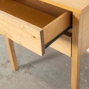 Mesa de Luz de Madera Clara con Dos Cajones - imagen 3