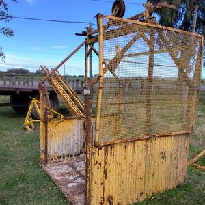 Lote siguiente: Ascensor de Obra Metálico con Polea y Reja