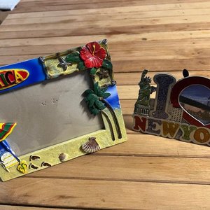 Lote de 12 Souvenirs de Viajes Variados: Marcos de Fotos, Botellas, y Más - imagen 2