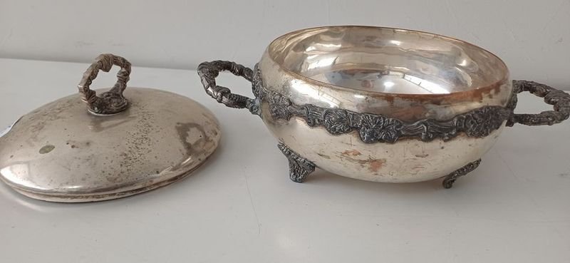 Centro de mesa con tapa ribeteada y agarraderas de plata trabajada - imagen 3