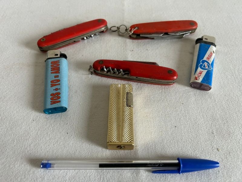 Lote de Navajas Tipo Suiza y Encendedores Vintage