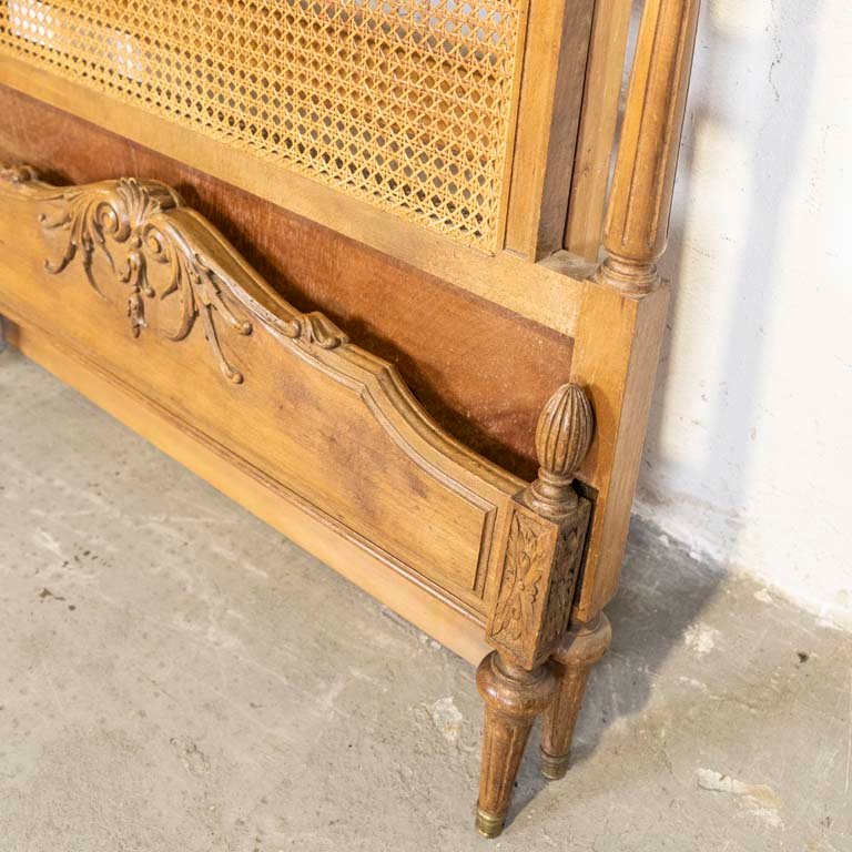 Cama Luis XVI con respaldo esterillado y detalles en el lustre - imagen 3