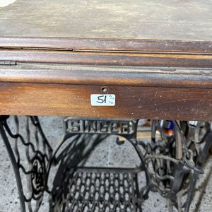 Lote anterior: Máquina de Coser Singer Antigua con Mesa de Hierro Fundido