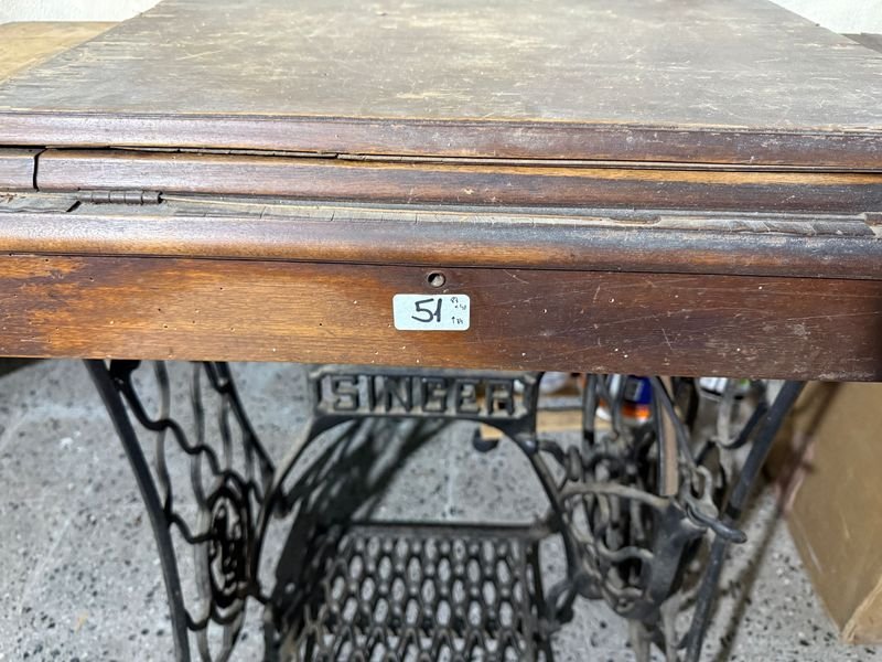 Máquina de Coser Singer Antigua con Mesa de Hierro Fundido