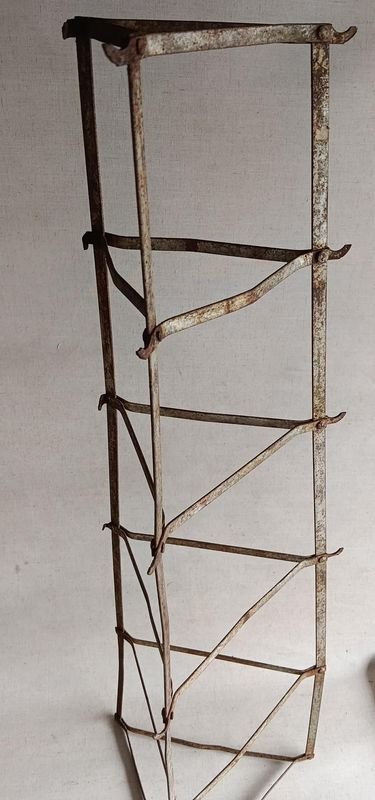 Exhibidor Antiguo de Metal para Ollas con Ganchos - imagen 1