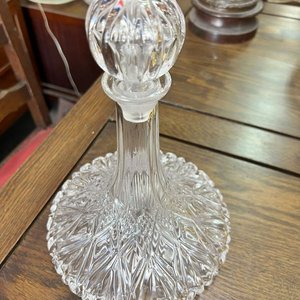 Licorera Antigua de Cristal Tallado con Diseño Facetado y Tapón Esférico - imagen 3