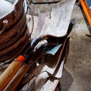 Lote de Herramientas de Obra: Baldes, Palas, Carretilla y Manguera Corrugada - imagen 4