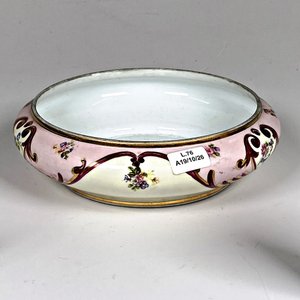 Tres Piezas de Porcelana Limoges: Centro, Florero y Perfumero Vintage - imagen 5