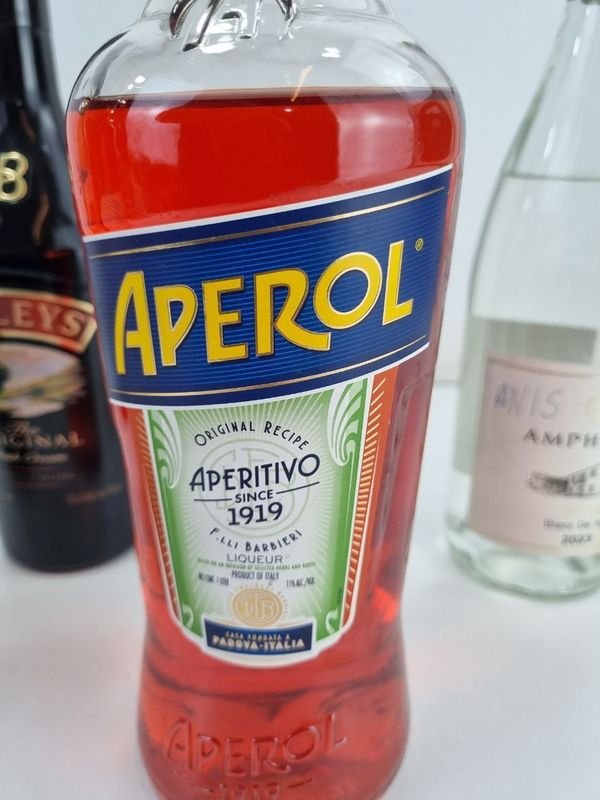 Bebidas Alcohólicas con Etiquetas y Botellas - imagen 2