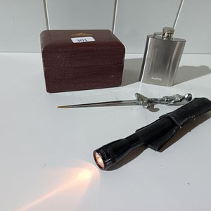 Lote anterior: Cofre Marrón, Abrecartas Daga, Linterna Maglite y Petaca "Swing"