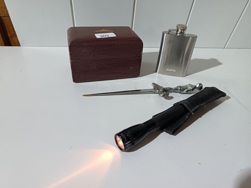 Cofre Marrón, Abrecartas Daga, Linterna Maglite y Petaca "Swing"