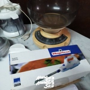 Lote de Utensilios de Cocina: Cuchillo Eléctrico, Juguera, Balanza y Moldes - imagen 4