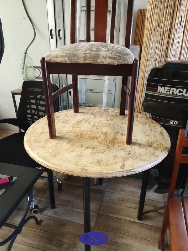 Mesa Redonda con Silla de Madera y Tapizado