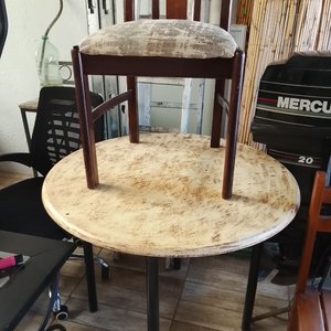 Lote anterior: Mesa Redonda con Silla de Madera y Tapizado