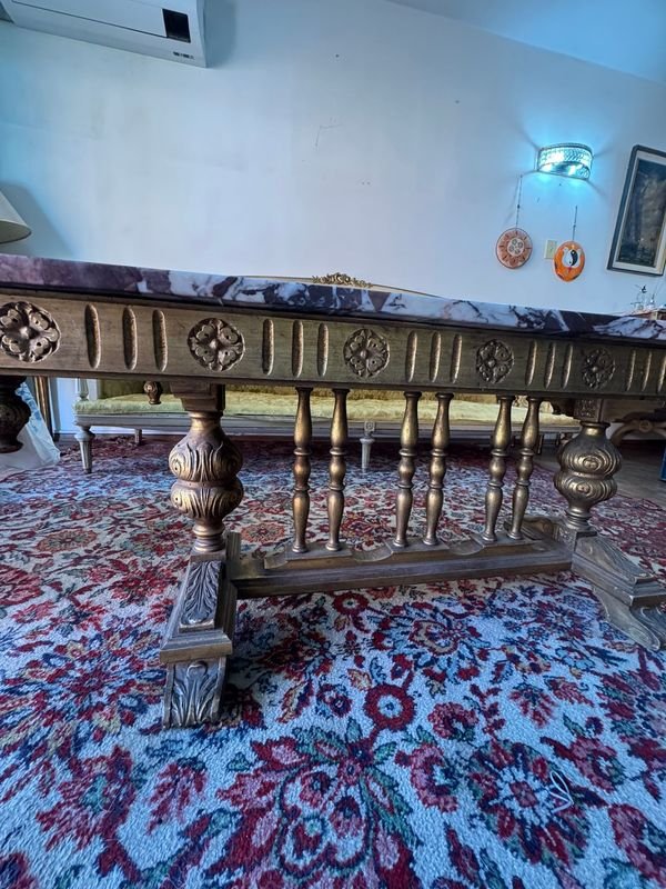 Mesa ratona de madera esculturada y dorada con tapa de mármol - imagen 2