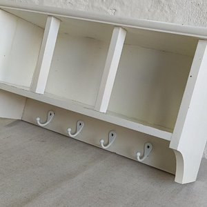 Repisa Blanca de Madera con Ganchos para Colgar - imagen 3