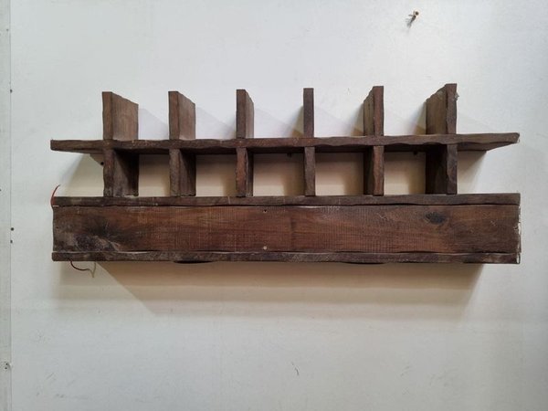 Estante Rústico de Madera con Compartimientos y Apliques de Luz