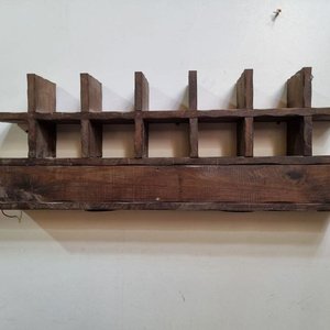 Estante Rústico de Madera con Compartimientos y Apliques de Luz - imagen 1