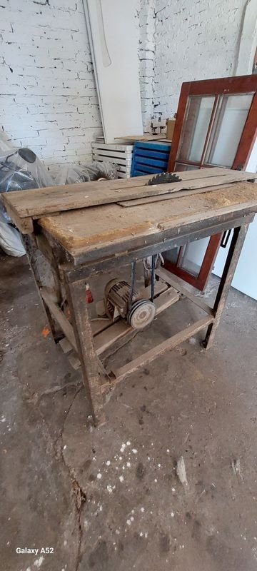 Lote anterior: Mesa de trabajo trifásica en madera con diseño antiguo