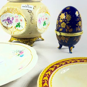 Cuatro piezas, cofre de huevos en porcelana, platos para postre  Limoge e inglés, alhajero en porcelana - imagen 3