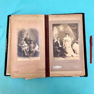 Lote siguiente: Antiguo Álbum de Fotos Tapas Terciopelo Verde Principios Siglo XX