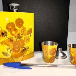 Set de Petaca y Vasos de Acero con Diseño "Los Girasoles" de Van Gogh - imagen 3