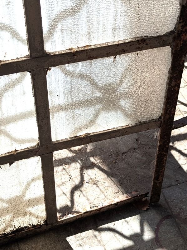 Vitral de vidrio estropeado en marco de hierro - imagen 6