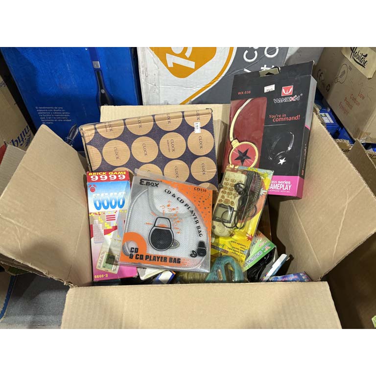 Lote siguiente: Colección de artículos electrónicos y accesorios en una caja
