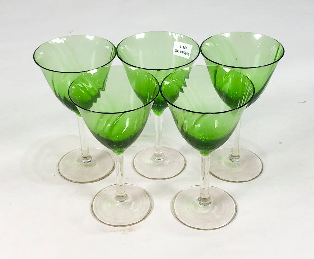 Cinco copas de vino en vidrio verde - imagen 2