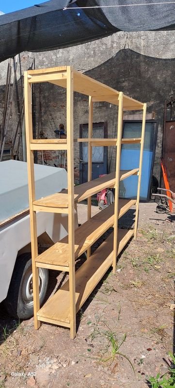 Lote siguiente: Estantería en madera con 5 tablones y escalera