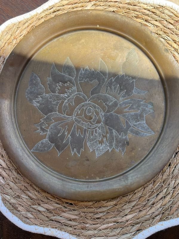 Plato decorativo de oro con diseño floral