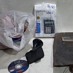 Lote anterior: Caja con Varios Artículos: Calculadora, Soporte Celular, Cables y Máscara de Soldar