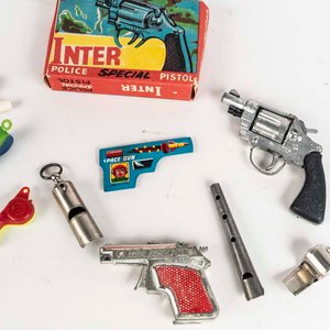 Lote de juguetes antiguos: Dos revolver uno con fulminantes y 9 silbatos de plástico y metal. - imagen 2